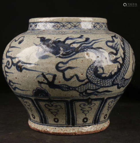 A BLUE & WHITE DRAGON PATTERN JAR