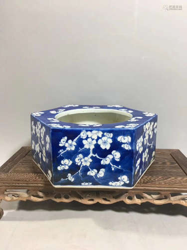 A BLUE & WHITE PLUM PATTERN HEXAGON BRUSH WASHER