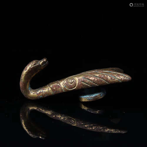 7-9TH CENTURY, A HOOK DESIGN GILT BRONZE ORNAMENT, TANG DYNASTY