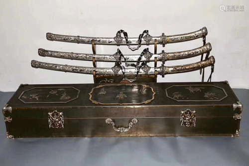 A SET OF JAPANESE SHOWA PERIOD SABERS