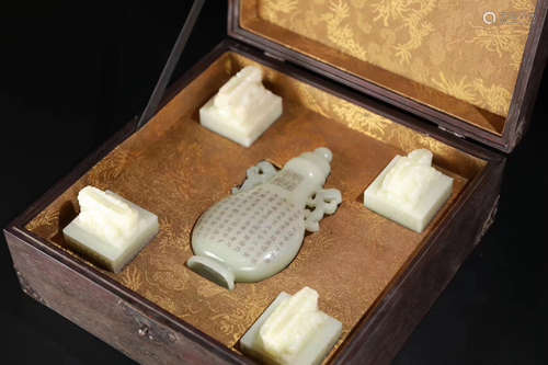 17-19TH CENTURY, A SET OF JADE ORNAMENTS, QING DYNASTY