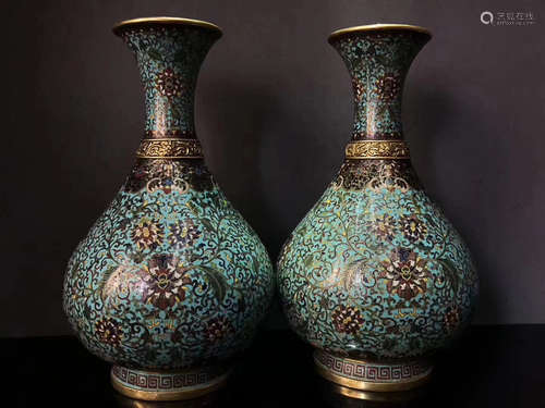 17-19TH CENTURY, A PAIR OF GILT CLOISONNE VASES, QING DYNASTY