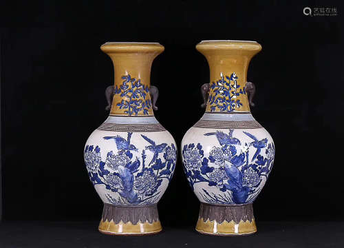 A PAIR OF OLD BLUE & WHITE VASES, QING DYNASTY