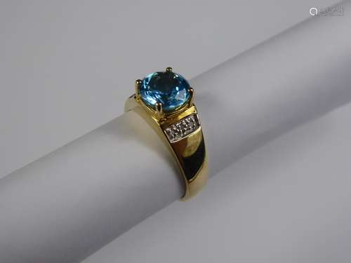 A 9ct Yellow Gold and Blue Topaz Ring