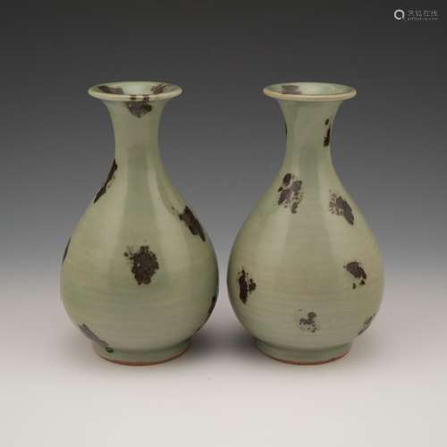 PAIR YUAN LONGQUAN SPOTTED CELADON GLAZED PEAR VASES