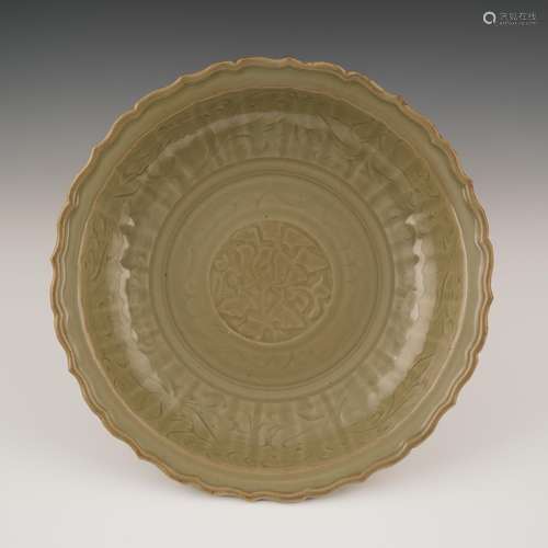 MING PEONY LONGQUAN CELADON BARBED-RIM CHARGER