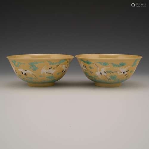 PAIR OF KANGXI SANCAI CRANES BOWLS