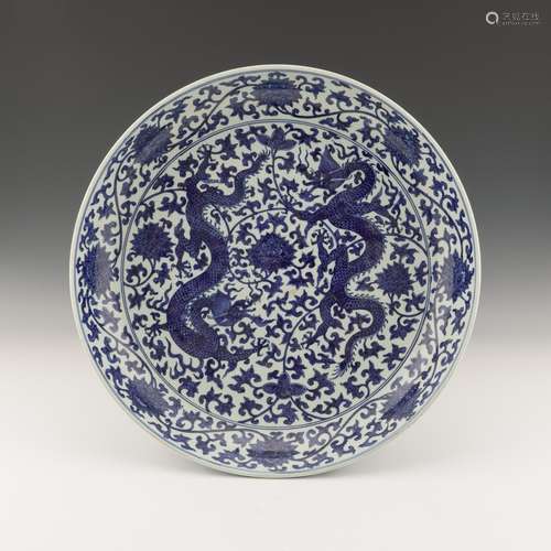 LARGE MING BLUE AND WHITE DOUBLE DRAGONS CHARGER