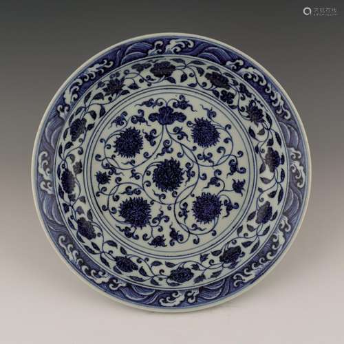 MING YONGLE BLUE & WHITE WRAPPED FLOWER PLATE