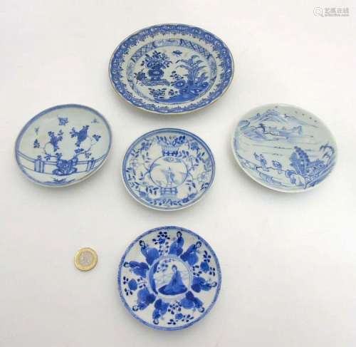 5 Chinese plates : a blue and white plate depicting a rock with butterflie