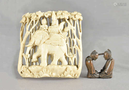 A Japanese Meiji period boxwood netsuke, modelled as two kneeling samurais with block of wood