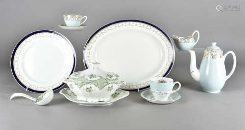 20th Century Alfred Meakin tableware, including bowls, plates and gravy boats in the 'Bleu De Roi'