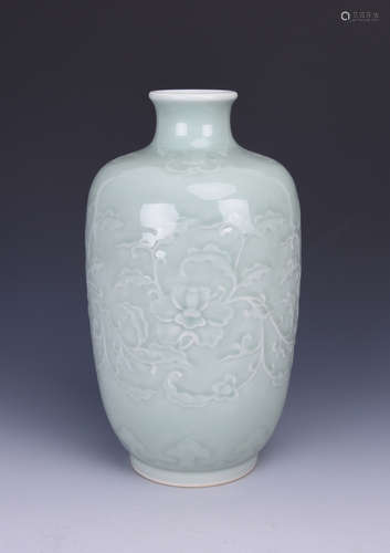 Chinese incised celadon porcelain vase, Yongzheng mark.