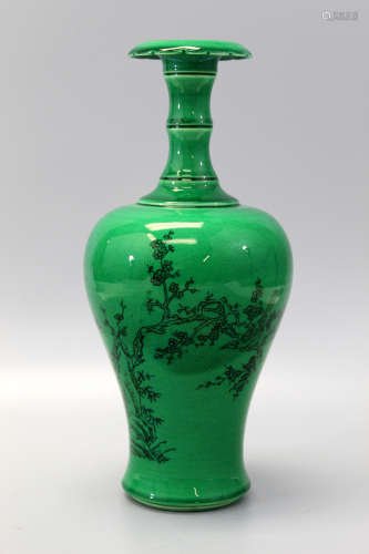 Chinese green glazed porcelain vase. Qianlong Mark.