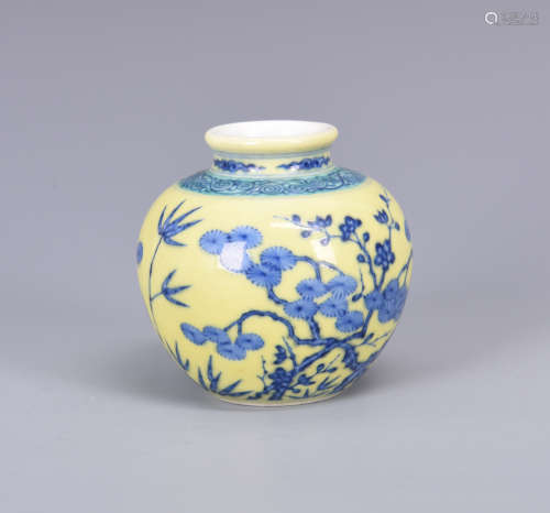 Chinese yellow glaze famille rose porcelain jar with lid, Yongzheng mark.