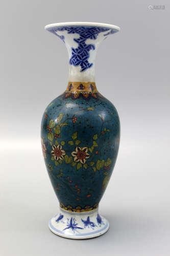 A Japanese cloisonne procelain vase.
