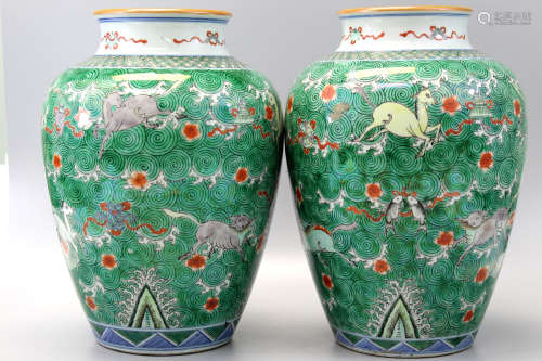 A pair of Chinese wucai jars. Qing Dynasty.