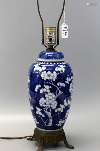 Chine blue and white porcelain jar lamp.