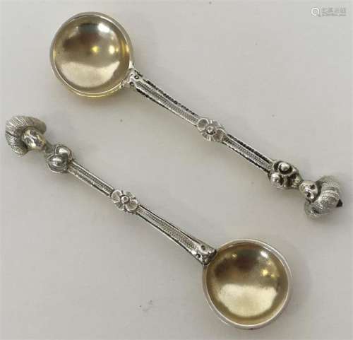 A good quality pair of silver salt spoons with tex