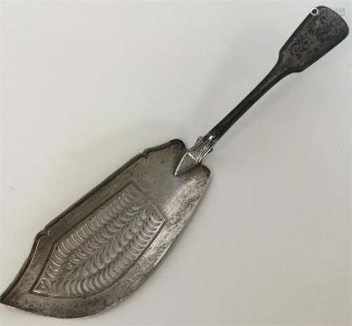 A Georgian silver fiddle and thread fish slice. Lo