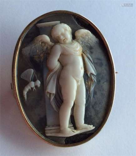 An oval cameo of a winged infant. Approx. 9.4 gram