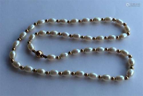 A gold and pearl necklace with barrel clasp. Appro