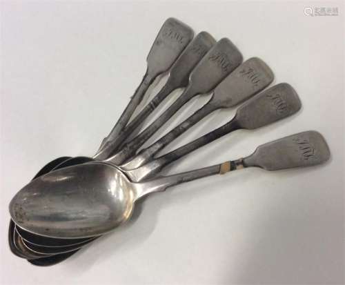 A set of six silver fiddle pattern teaspoons. Lond