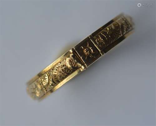 A gold hinged keeper ring with hair centre. Approx