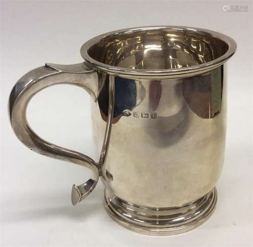 A heavy Edwardian silver half pint tankard of tape