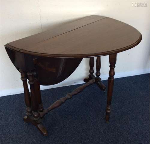 A good mahogany Sutherland table with turned suppo