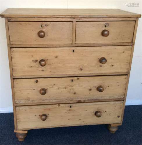 A pine chest of five drawers on bun feet. Est. £50