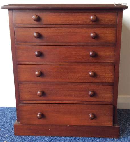 A good quality mahogany miniature chest with fitte