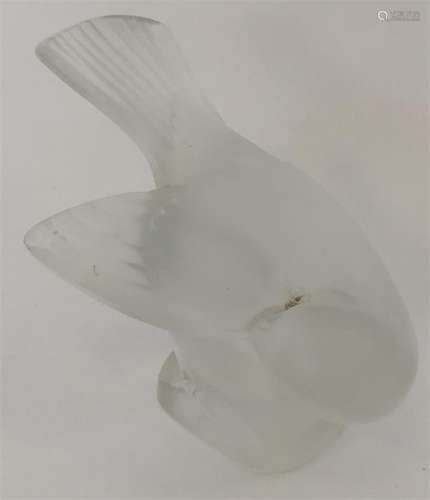 LALIQUE: A small figure of a bird with outstretche