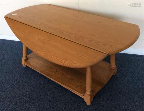 ERCOL: A good oak occasional table with two drop l