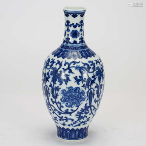 CHINESE BLUE AND WHITE PORCELAIN VASE