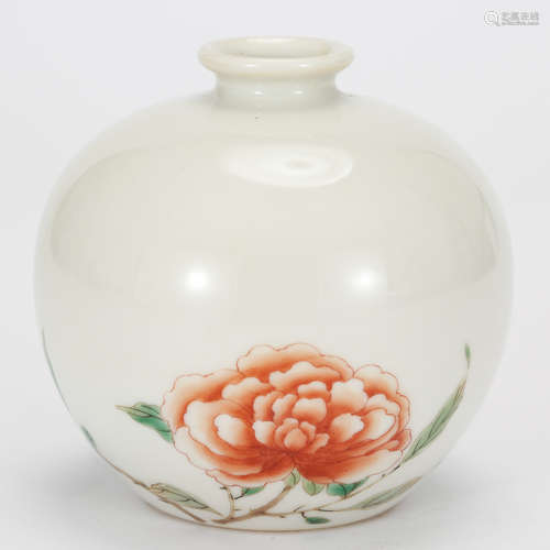 CHINESE FAMILLE ROSE PORCELAIN VASE