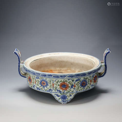 CHINESE DOUCAI PORCELAIN TRIPOD CENSER