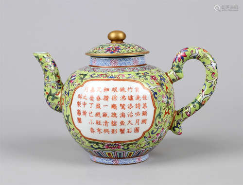 CHINESE PORCELAIN YELLOW GROUND FAMILLE ROSE TEA POT