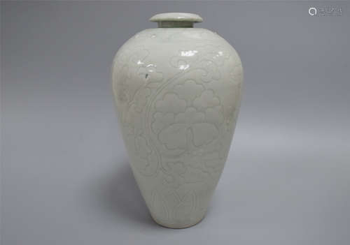 CHINESE PORCELAIN WHITE GLAZE ENGRAVED FLWOER MEIPING VASE SONG DYNASTY