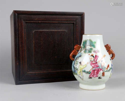 CHINESE PORCELAIN FAMILLE ROSE BOY PLAYING ZUN VASE WITH ROSEWOOD CASE