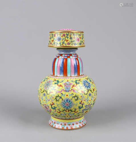 CHINESE PORCELAIN YELLOW GROUND FAMILLE ROSE FLOWER VASE