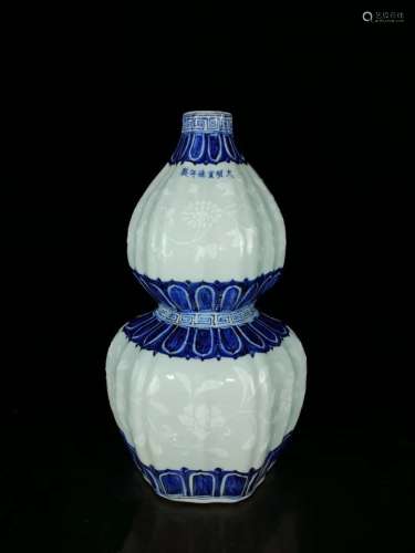 A BLUE AND WHITE GOURD VASE, XUANDE MARK