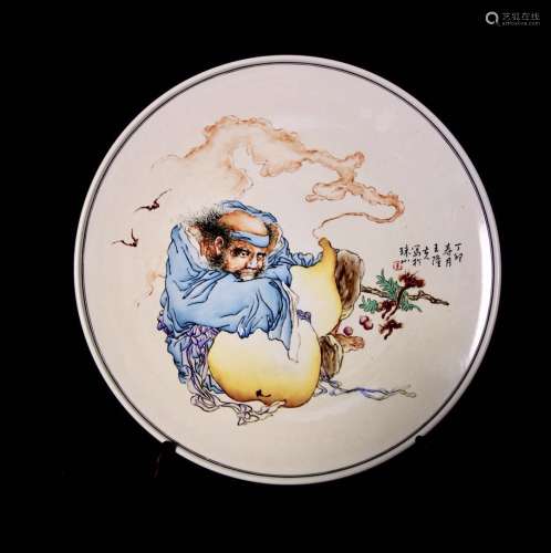 A FAMILLE ROSE DISPLAY PLATE, WANGLONG FU