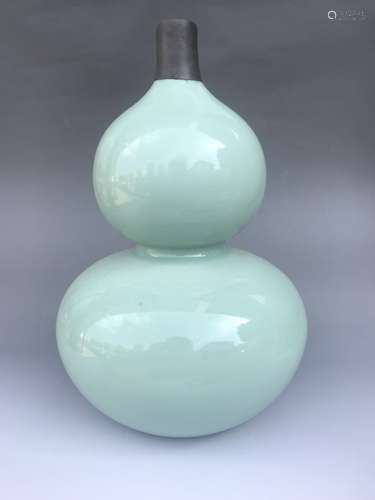 A CELADON DOUBLE GOURD VASE, QIANLONG MARK