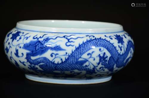 A BLUE AND WHITE 'DRAGON' BRUSH WASHER