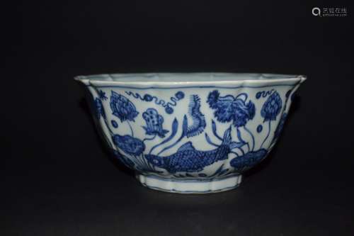 A LARGE BLUE AND WHTIE 'FISH' BOWL, XUANDE MARK