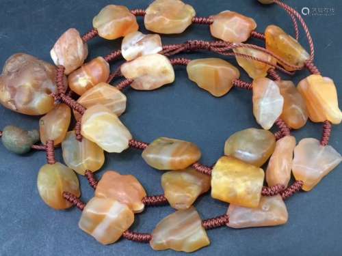 AN AMBER NECKLACE