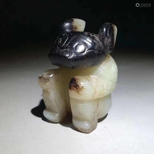 A JADE FIGURE OF BEAR