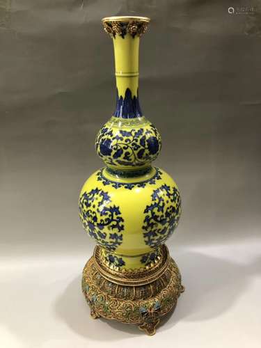 A YELLOW GLAZE GOURD VASE, QIANLONG MARK