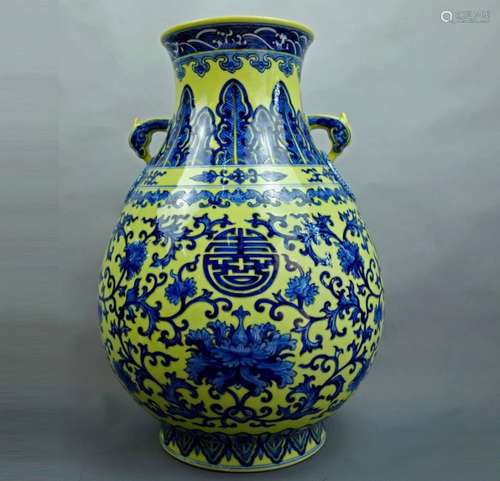 A YELLOW GLAZE AND BLUE UNDERGLAZE VASE